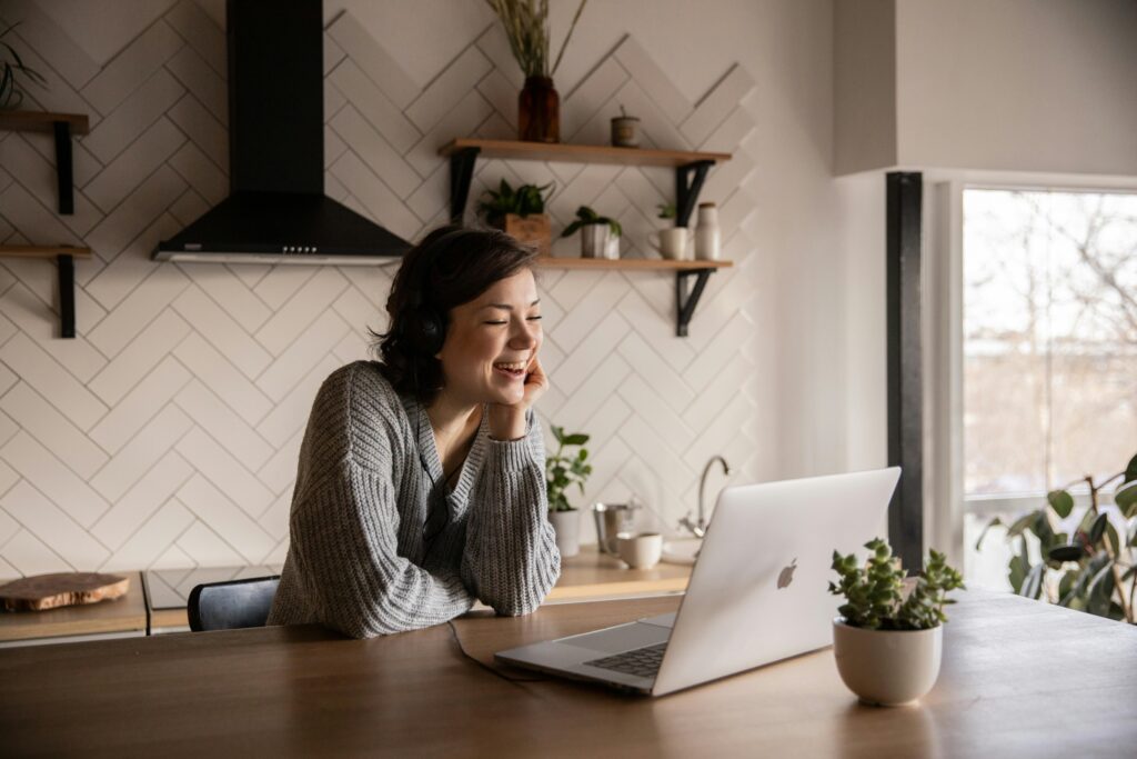 woman practicing positive self-talk for beginners