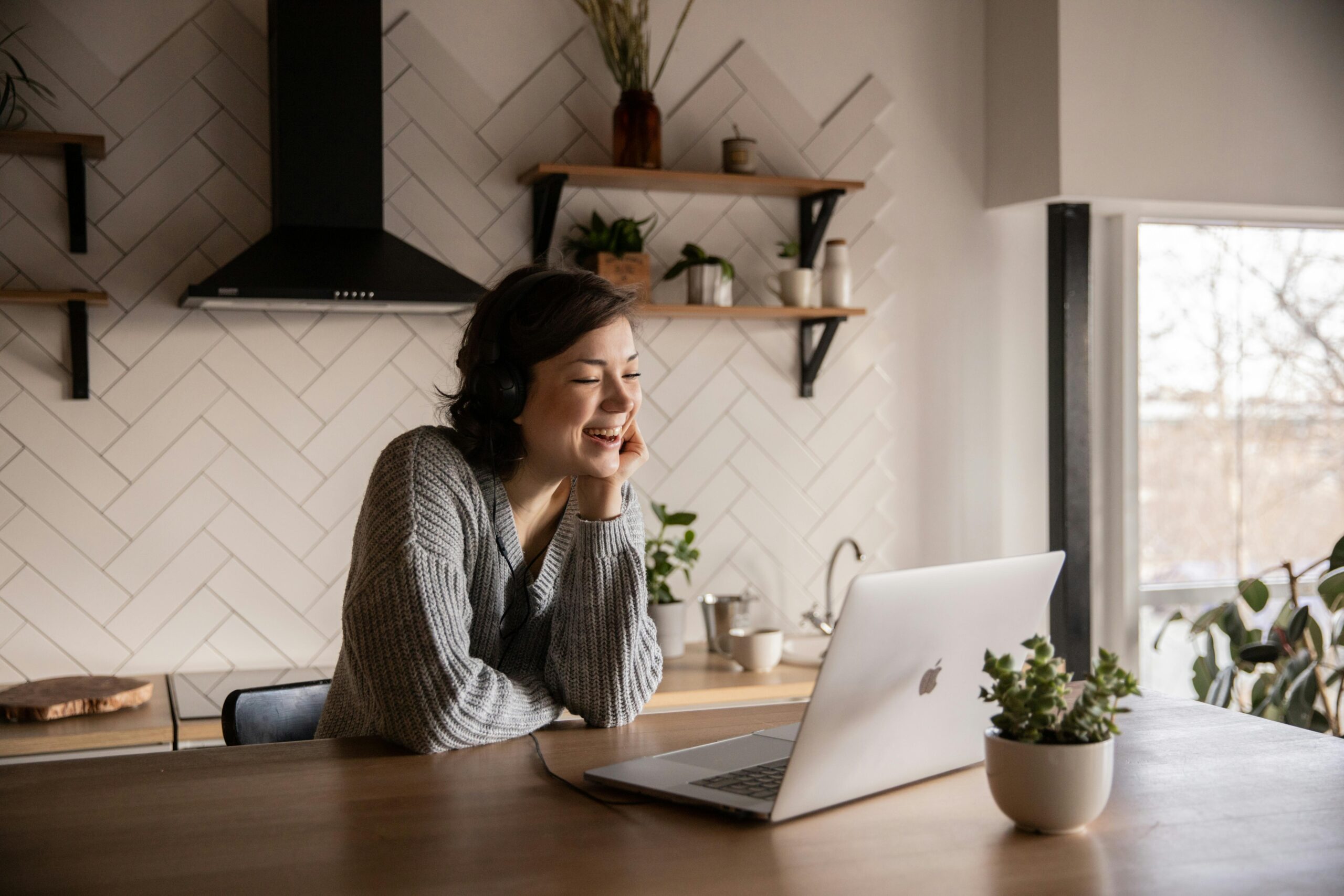 woman practicing positive self-talk for beginners