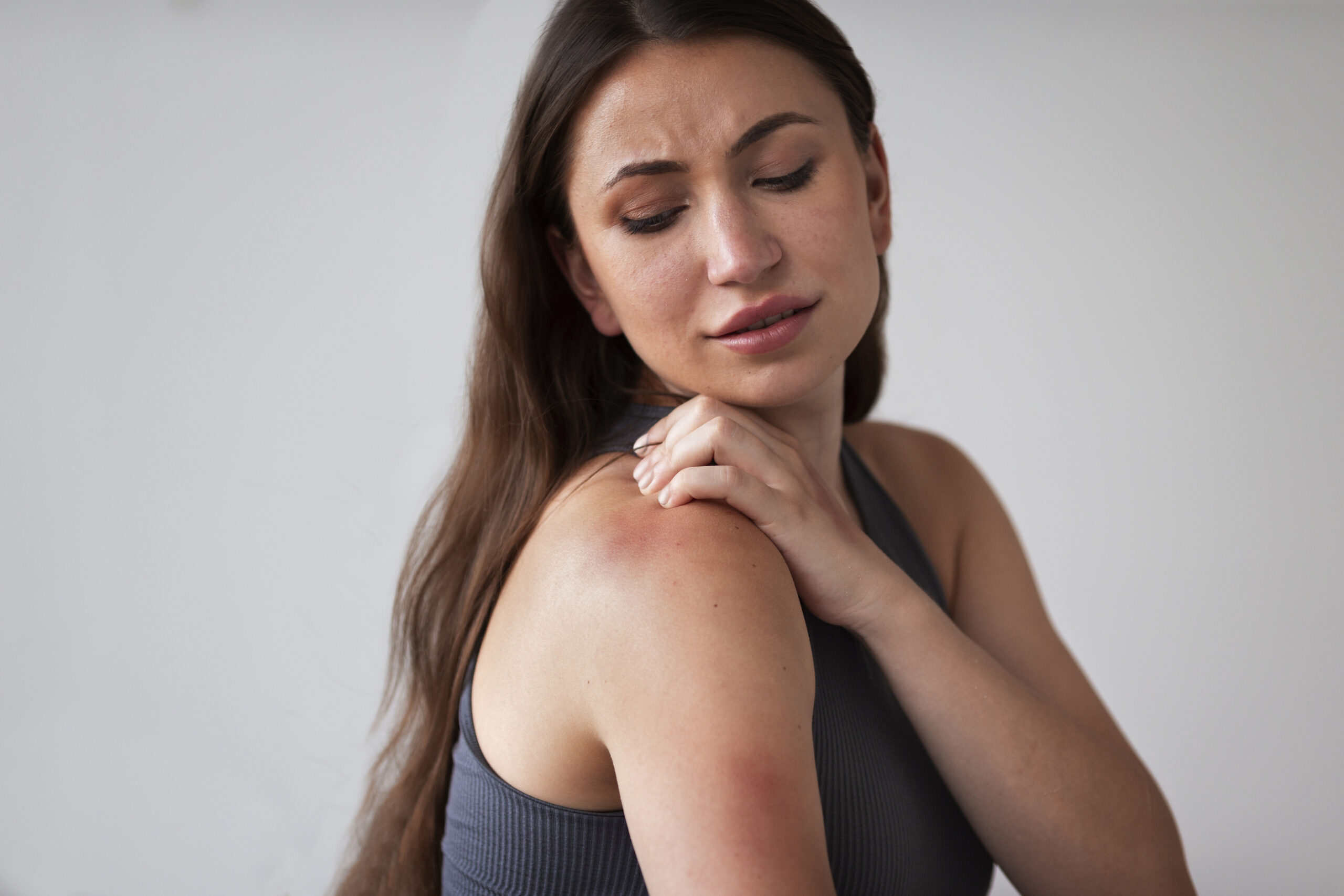 woman experiencing itchy skin while working out